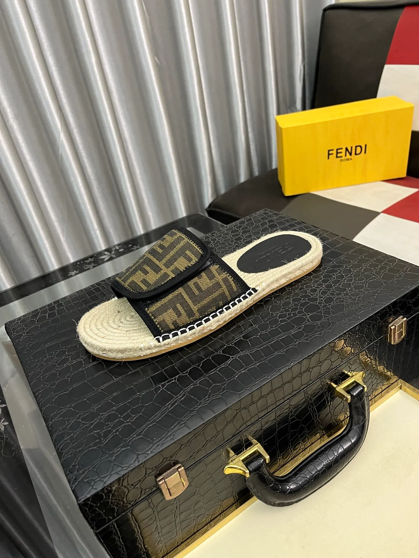 Men's shoes💰320⌚️⌚️[FENDI~Fendi slippers] High-end men's shoes brand official website 1:1 latest masterpiece: original mold customization, fabrics made of imported original materials, upgraded outsole, lighter, top quality in the market, simple and tasteful, a must-have for fashionistas, fashion is at your feet, full of confidence, the same style at the counter👍The season of summer slippers is here. Yardage: 38-44. Can be customized45.46.47